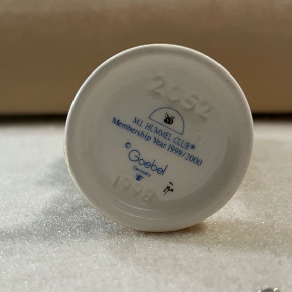 Hummel figurine # 1382 Pigtails. - Picture 6 of 7